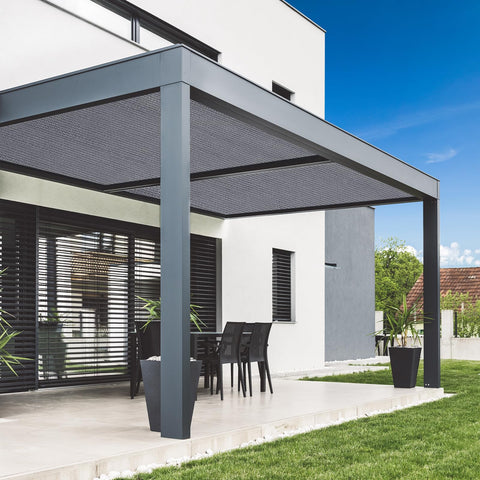 VICLLAX malla instalada en pérgola creando sombra fresca y privada