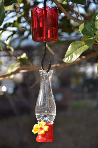 VIMOA comedero colgado en árbol mostrando instalación fácil y estable