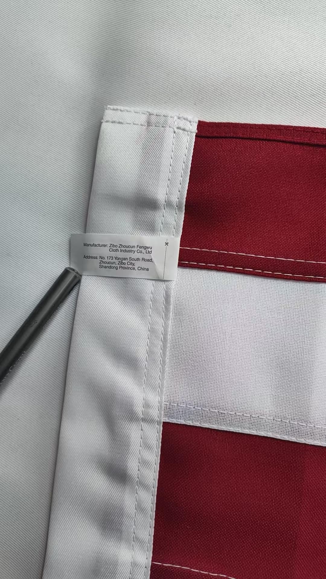 VORENUS bandera desplegada en desfile mostrando uso en eventos públicos