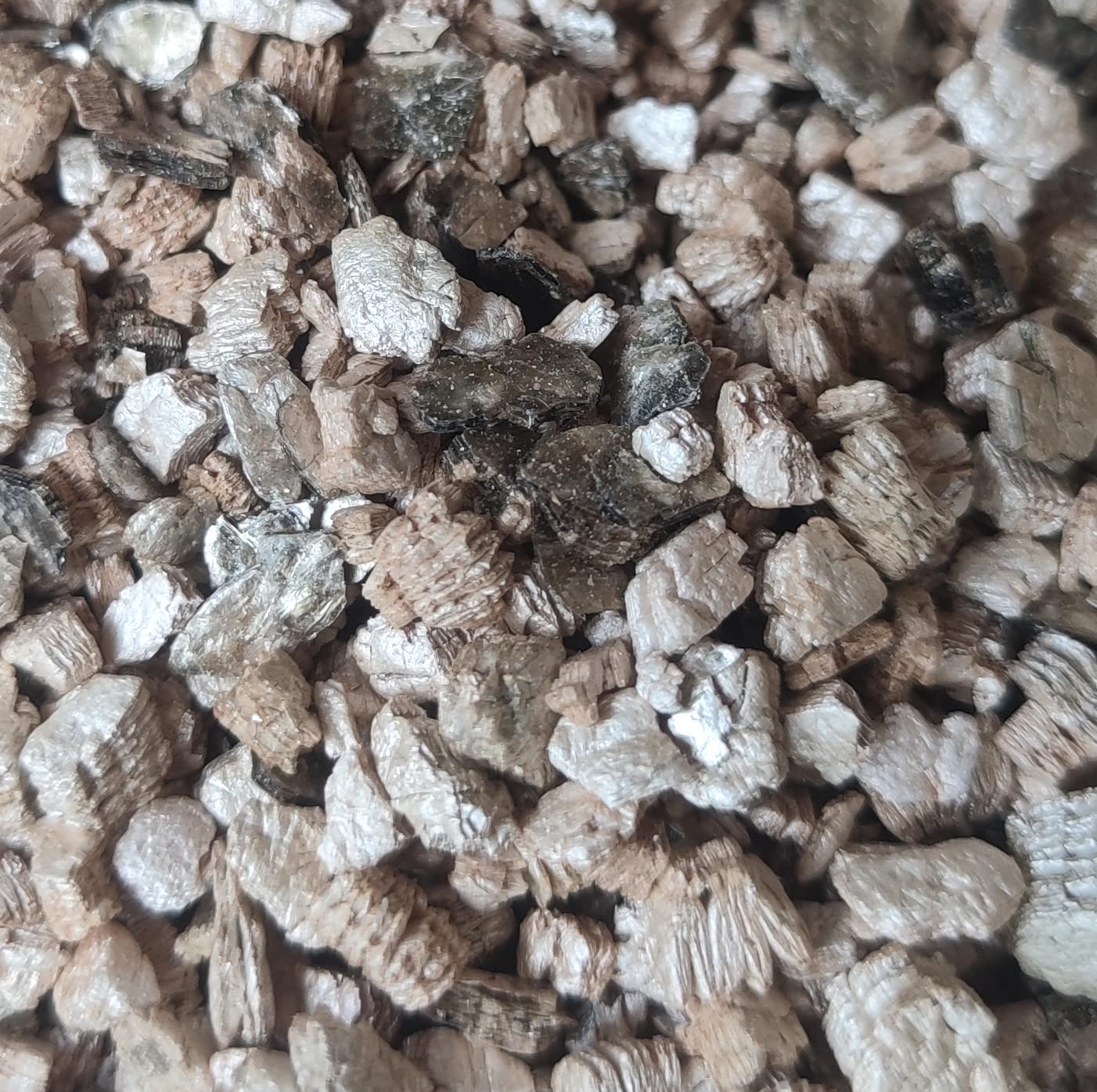 Voulosimi vermiculita mezclada en maceta beneficios para raíces y aireación