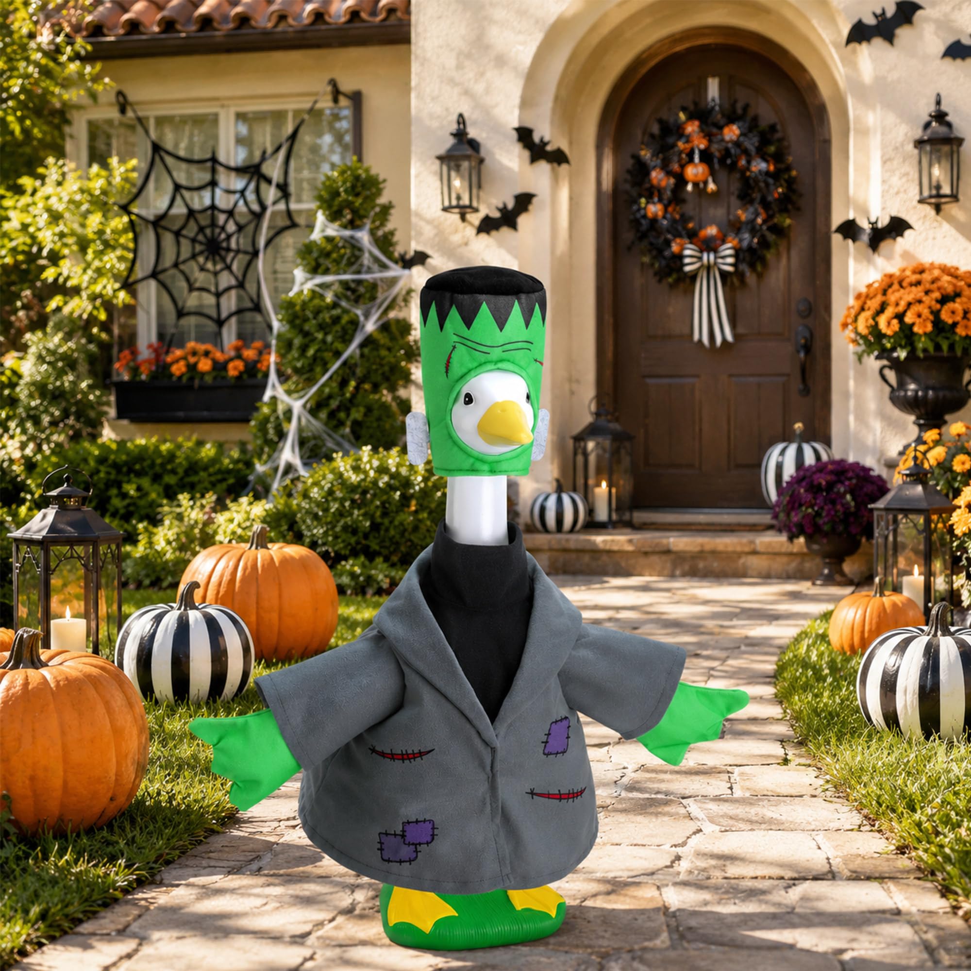 Watayo escena de jardín con el ganso disfrazado creando decoración de Halloween