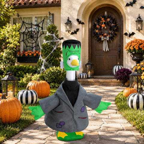 Watayo escena de jardín con el ganso disfrazado creando decoración de Halloween