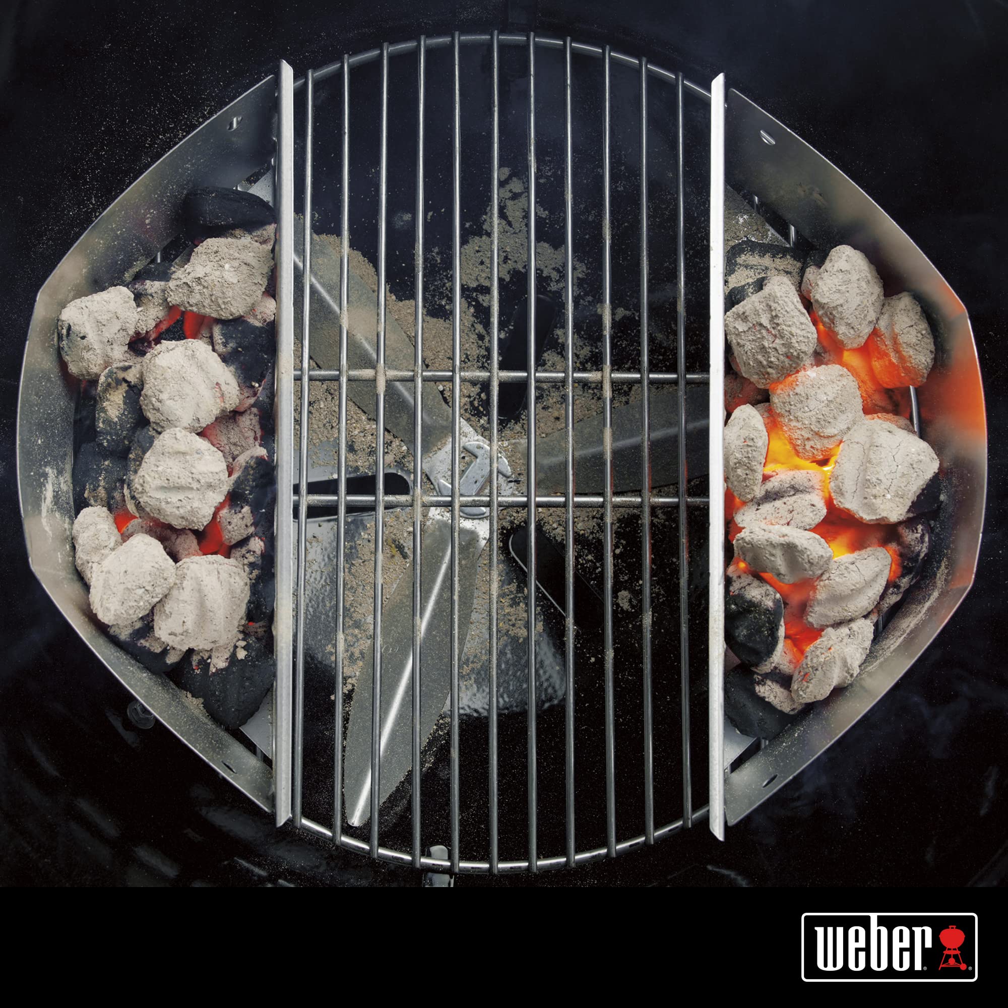 Weber Char-Basket comparación de tamaño junto a briquetas y utensilios, escala clara
