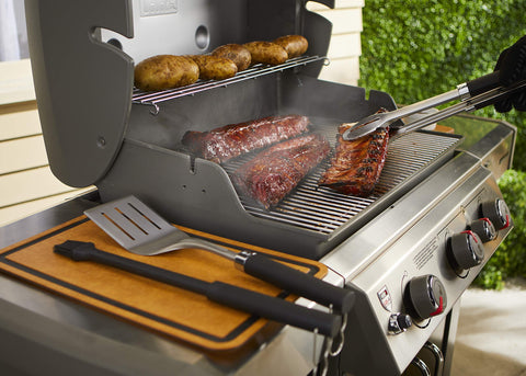 Weber set comparado con una mano para mostrar tamaño y proporción ergonómica