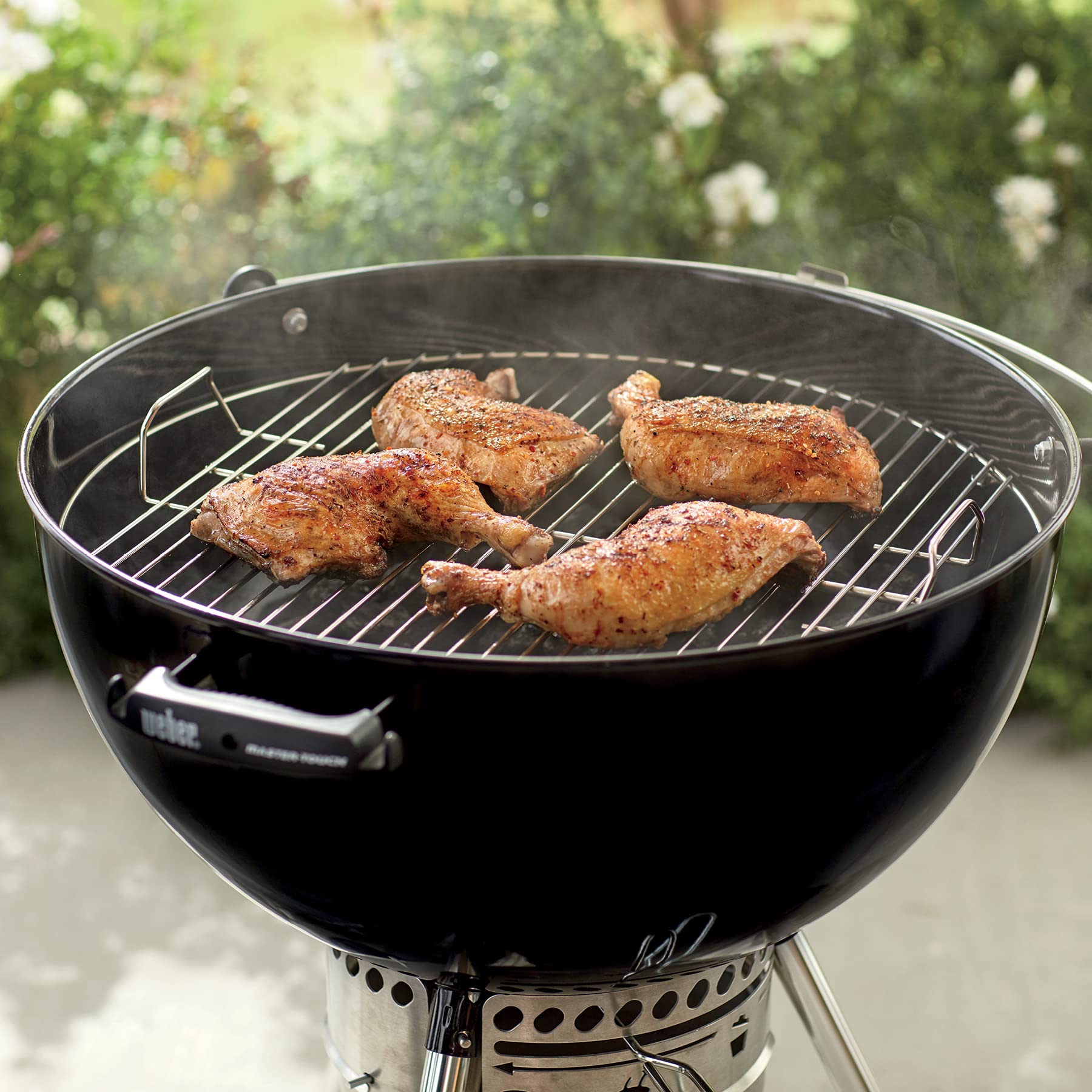 Weber rejilla instalada en parrilla 22" en uso beneficiosa para control del fuego