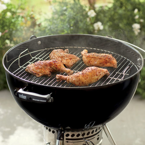 Weber rejilla instalada en parrilla 22" en uso beneficiosa para control del fuego