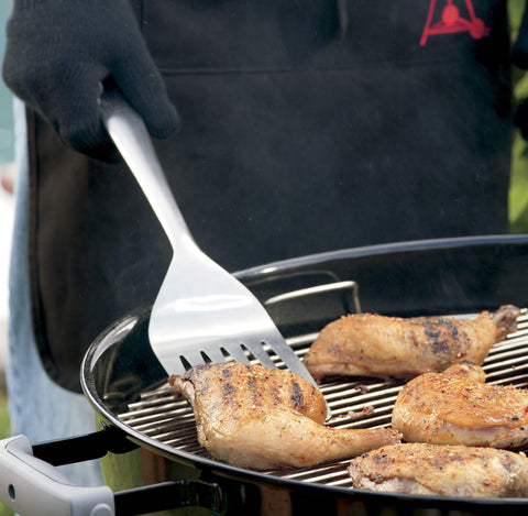 Weber utensilios junto a la parrilla mostrando la escala y longitud adecuada