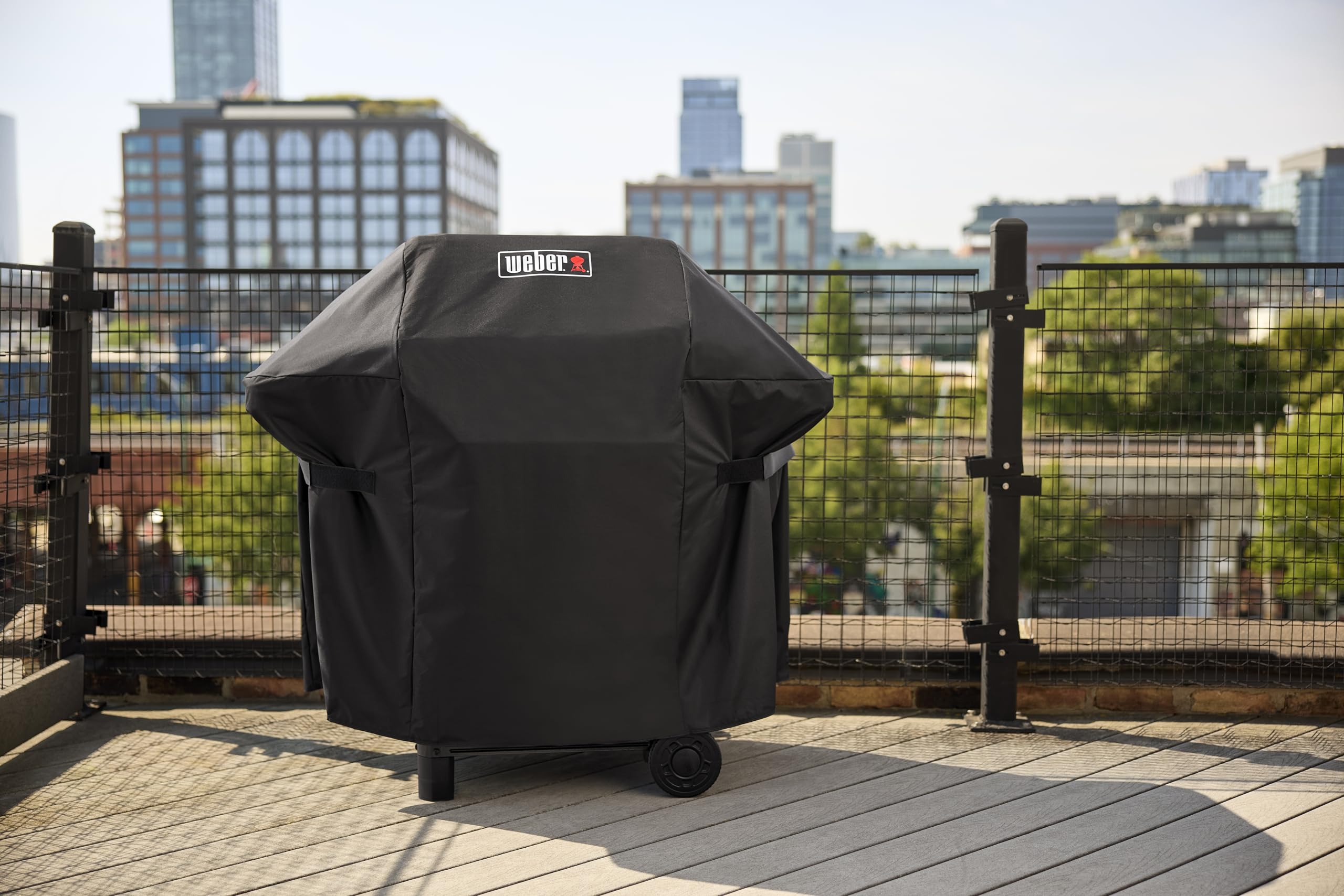 Weber funda junto a persona para comparar tamaño y ajuste seguro