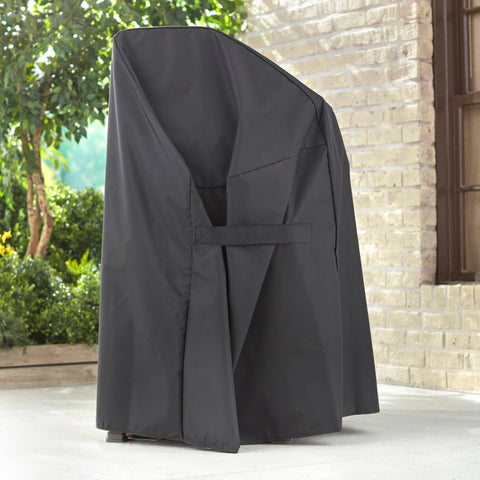 Weber funda colocada en parrilla Spirit demostrando facilidad de uso