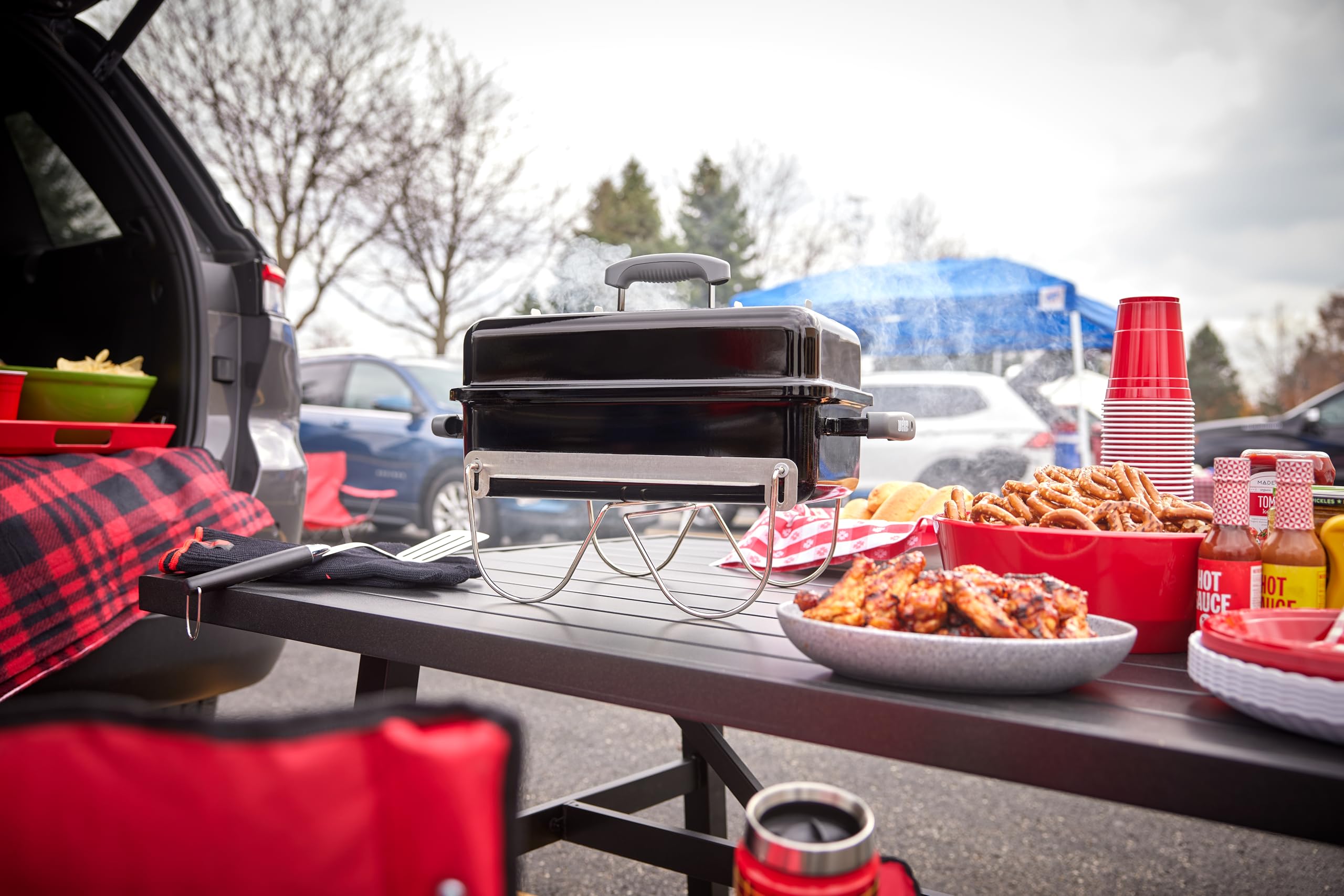 Weber Go‑Anywhere cocinando dos filetes para 2‑4 personas y resultado uniforme
