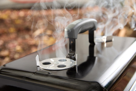 Weber Go‑Anywhere detalle del asa y cierre que facilita llevarla con seguridad