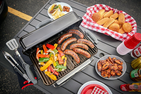 Weber Go‑Anywhere colocada en maletero demostrando tamaño compacto y conveniencia