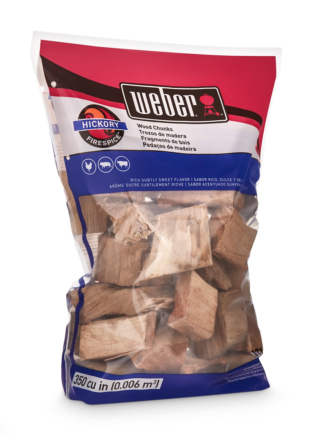 Weber trozos de Hickory sobre parrilla generando humo para sabor