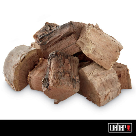 Weber primer plano de trozos de mesquite con textura para mejor combustión