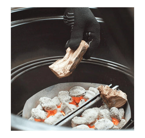 Weber porta-utensilios con varios utensilios colgados optimizando espacio