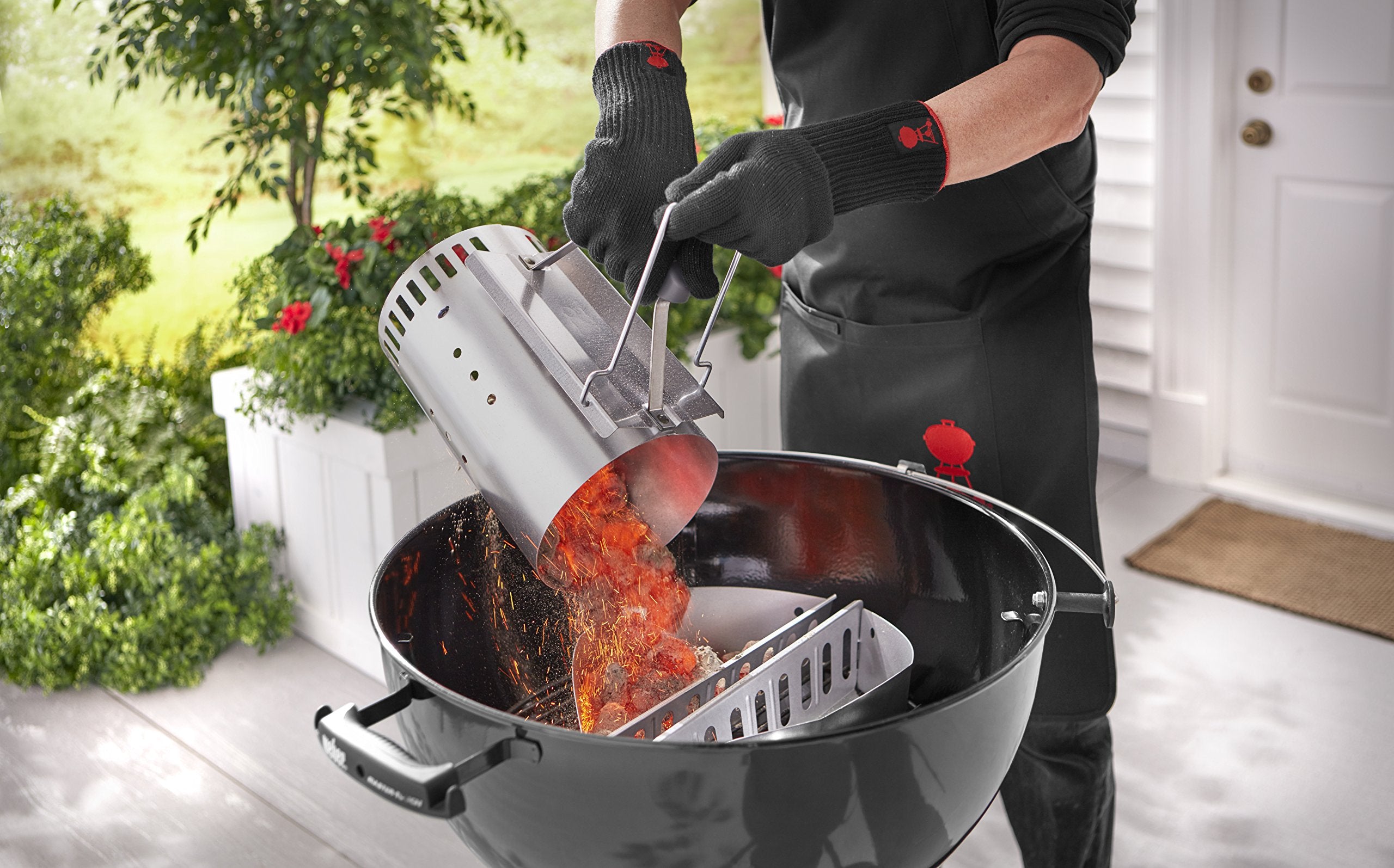 Weber en uso llenando carbón listo para encender rápido