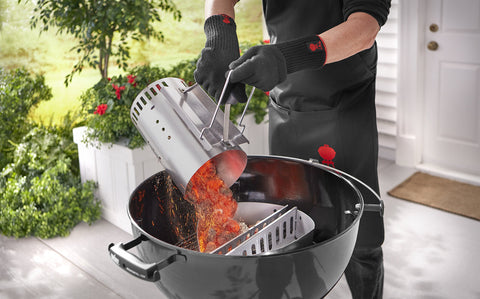 Weber en uso llenando carbón listo para encender rápido