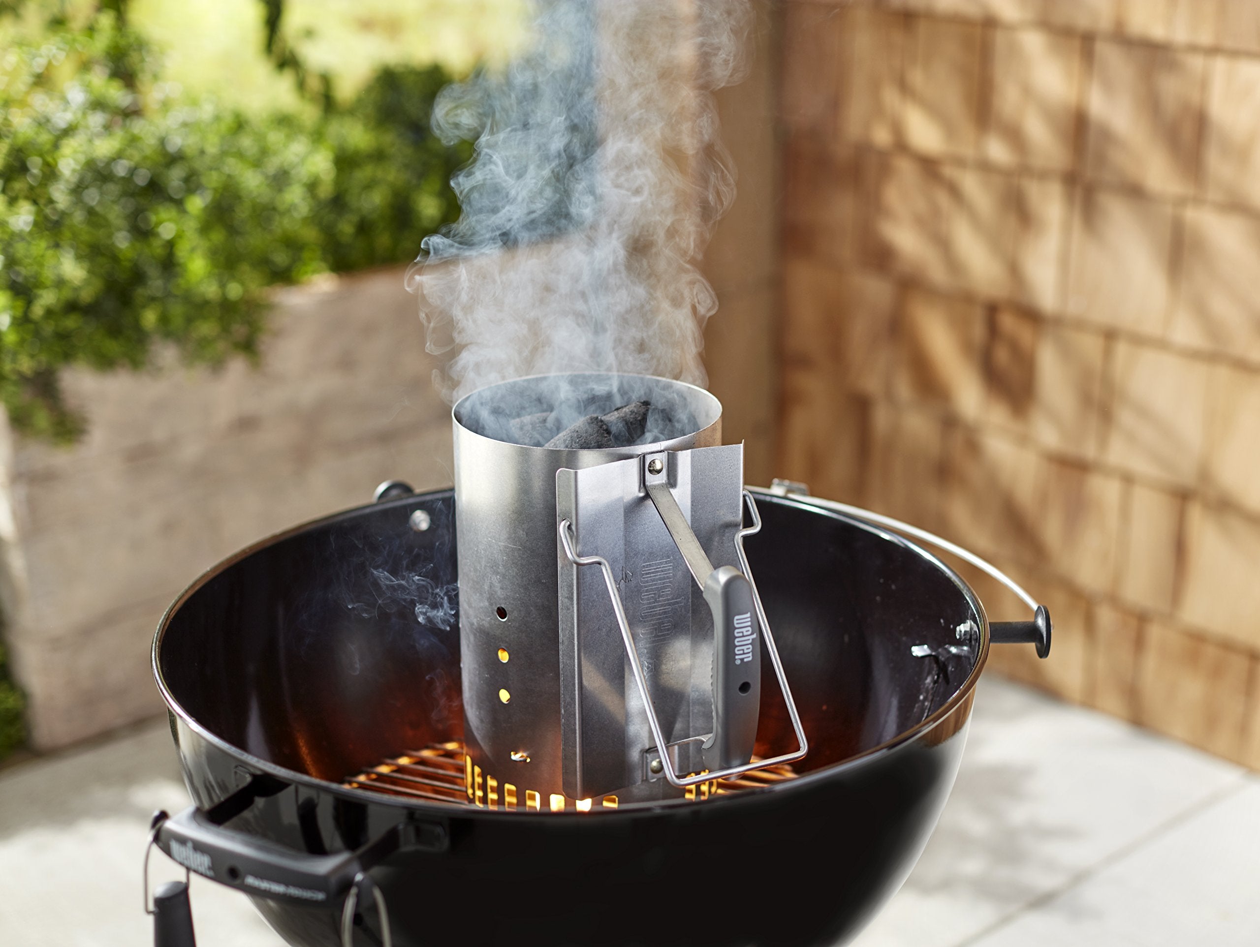 Weber chimenea en escena de parrilla, eficiente para reuniones