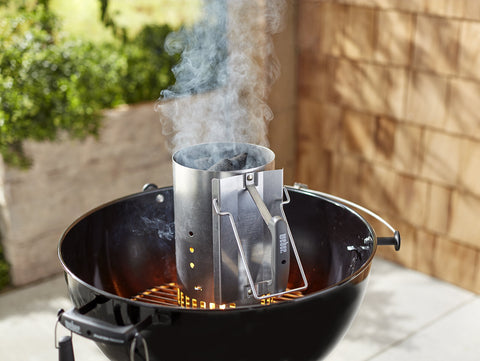 Weber chimenea en escena de parrilla, eficiente para reuniones