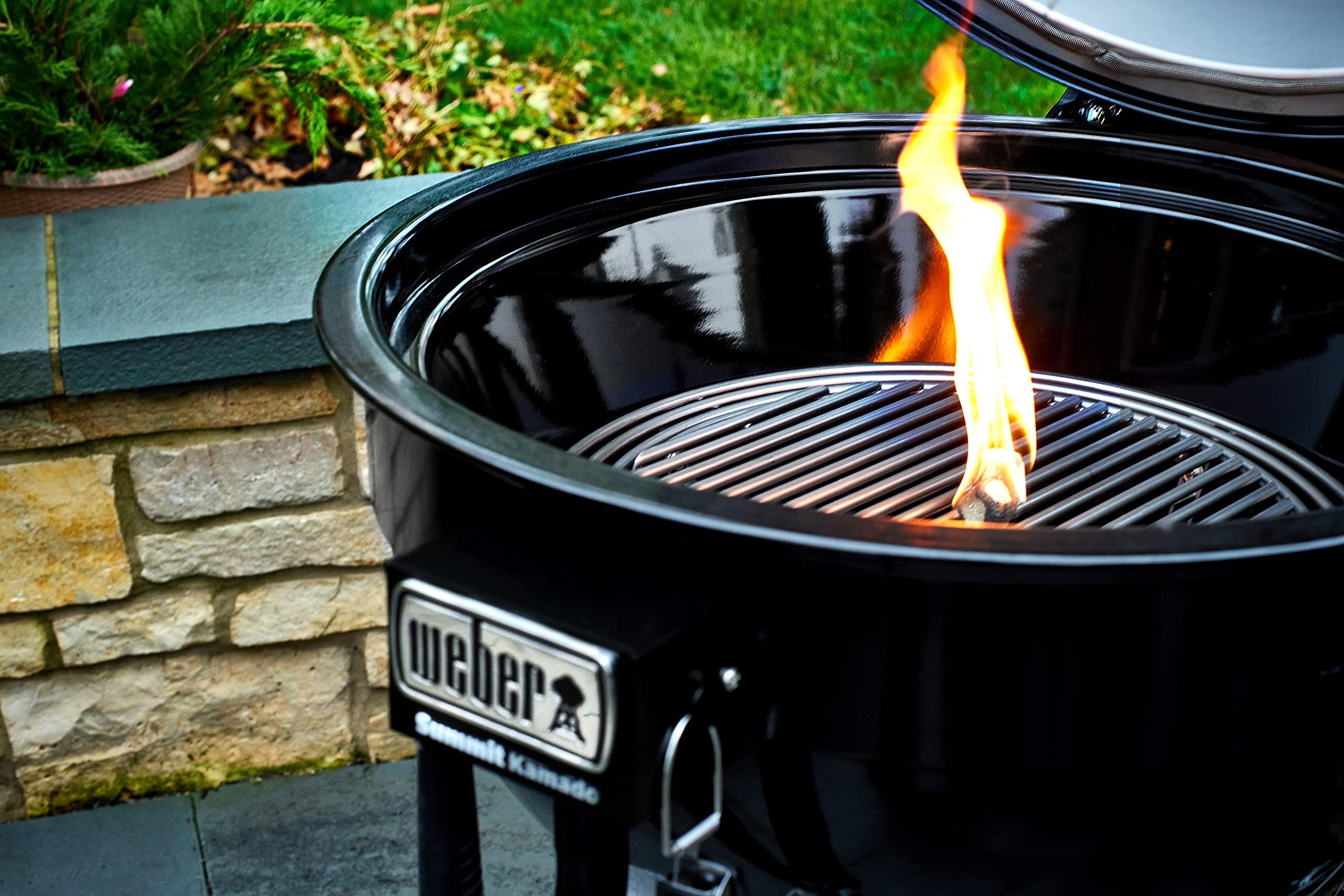 Weber brasas con poca ceniza tras usar cubos para limpieza sencilla