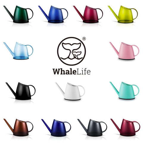 WhaleLife mano sosteniendo regadera ligera para manejo cómodo