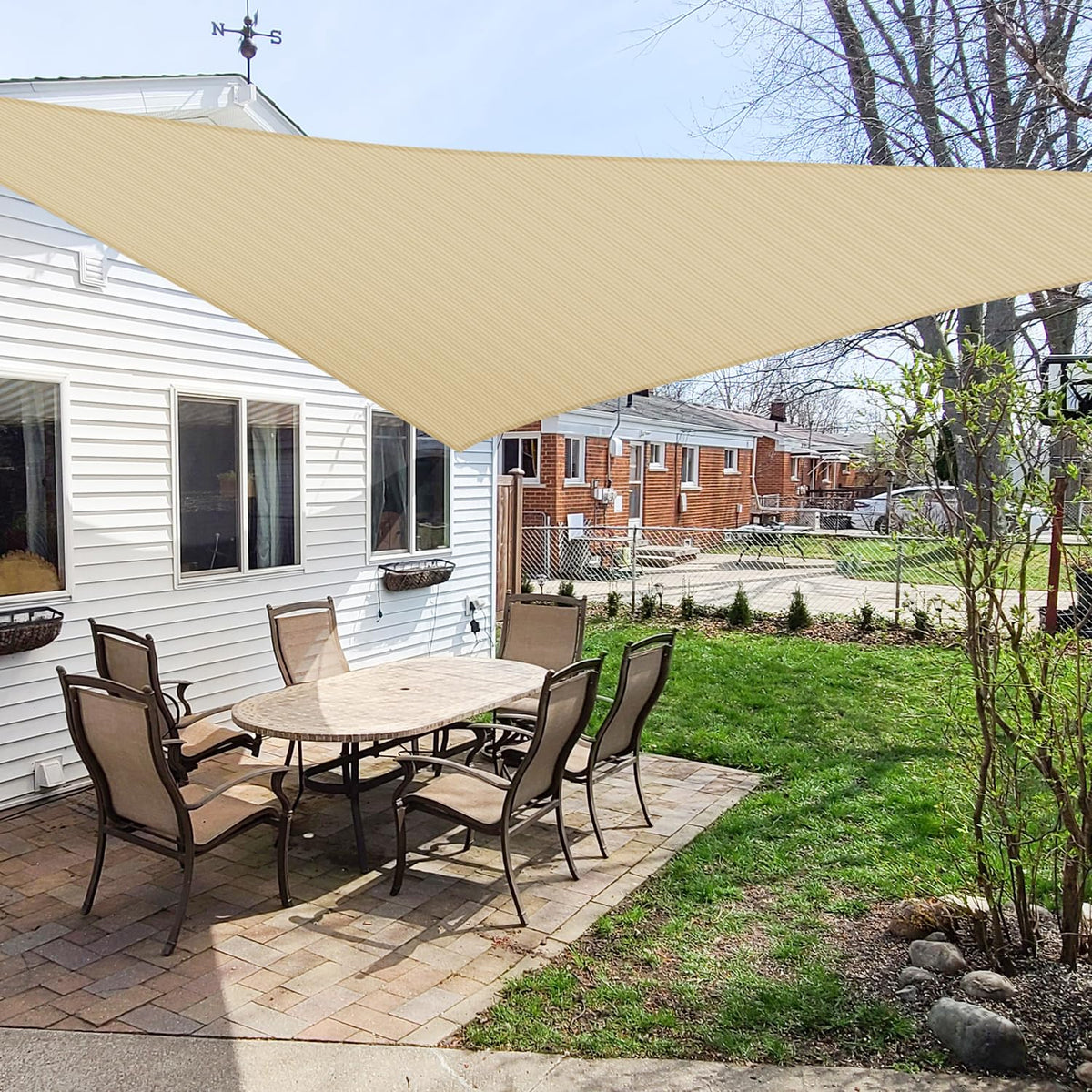 Windscreen4less vista frontal del toldo triangular ofreciendo sombra elegante