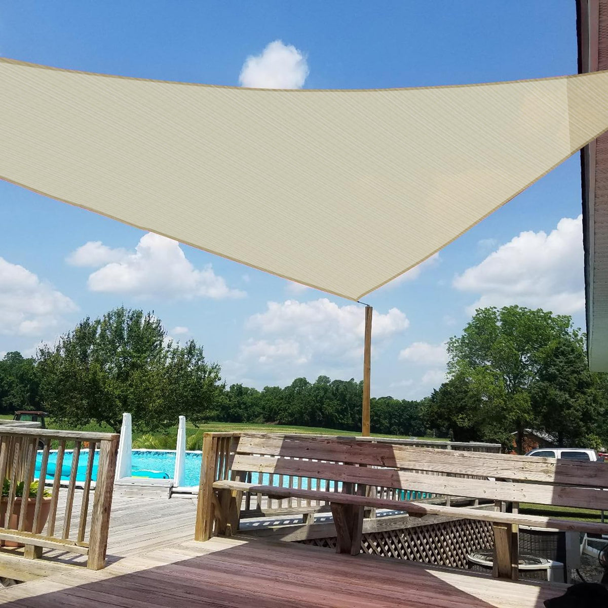 Windscreen4less toldo frontal beige mostrando sombra y apariencia duradera