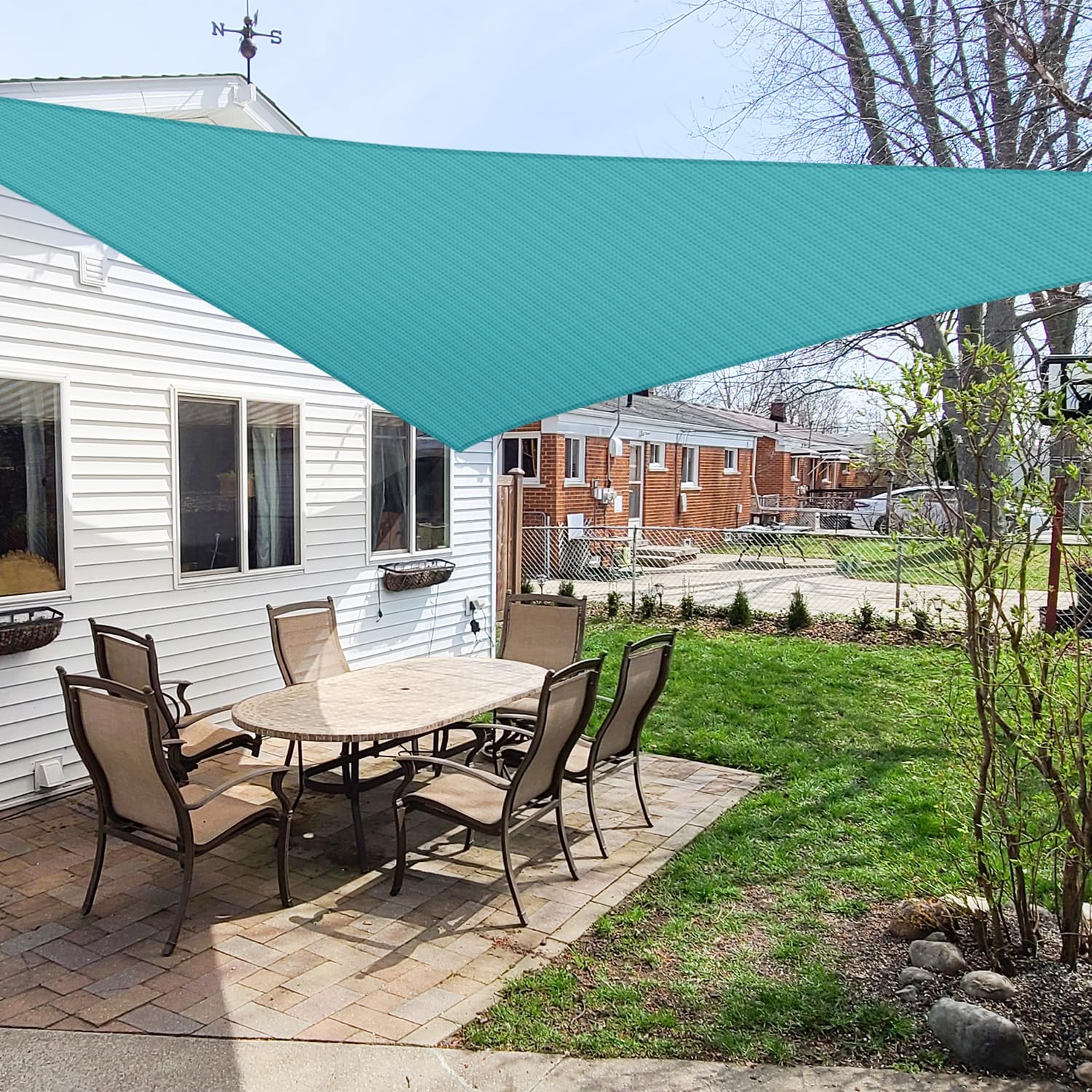Windscreen4less vista frontal del toldo triangular mostrando cobertura amplia
