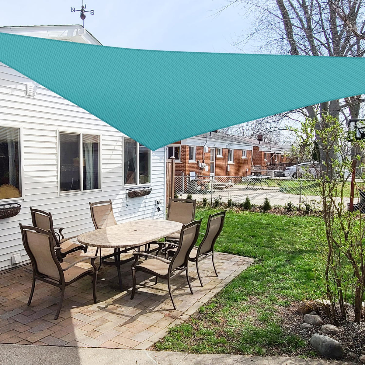 Windscreen4less vista frontal del toldo triangular mostrando cobertura amplia