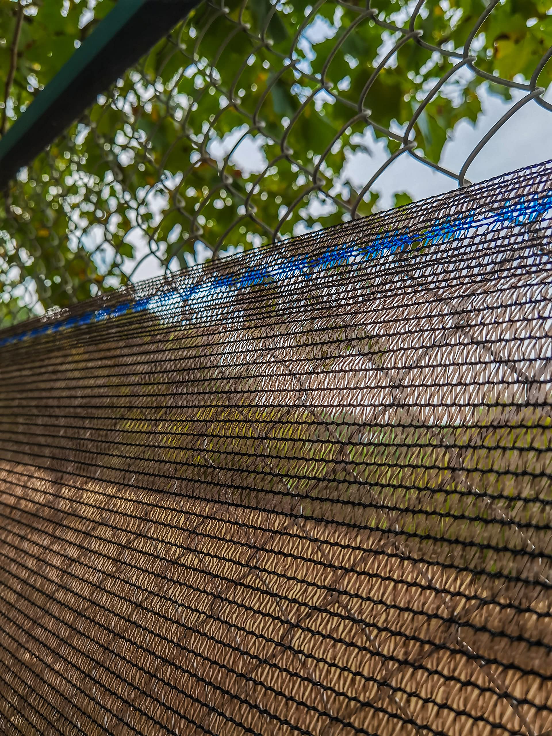 WindscreenSupplyCo malla marrón en jardín integrándose con estética y protección