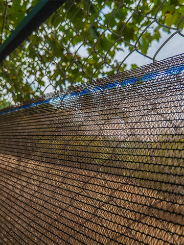 WindscreenSupplyCo malla marrón en jardín integrándose con estética y protección