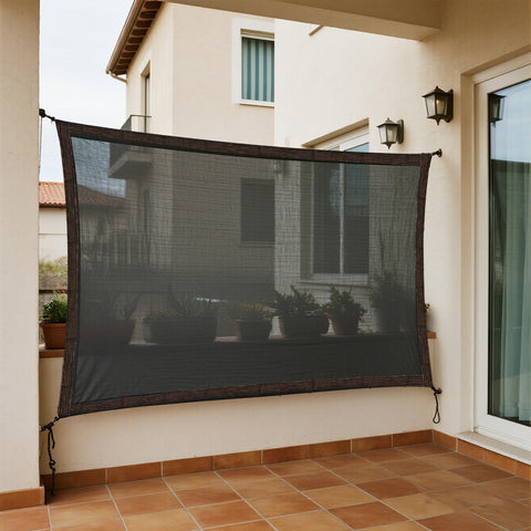 winemana instalada en patio creando sombra y ventilación agradables