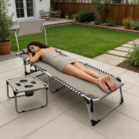 WKFAMOUT tumbona ambientada junto a piscina y césped, diseño versátil