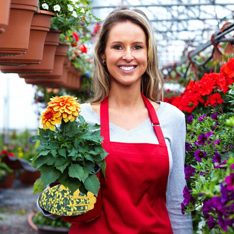 WOHEER guantes ambientados en un jardín con herramientas, ideal como regalo práctico