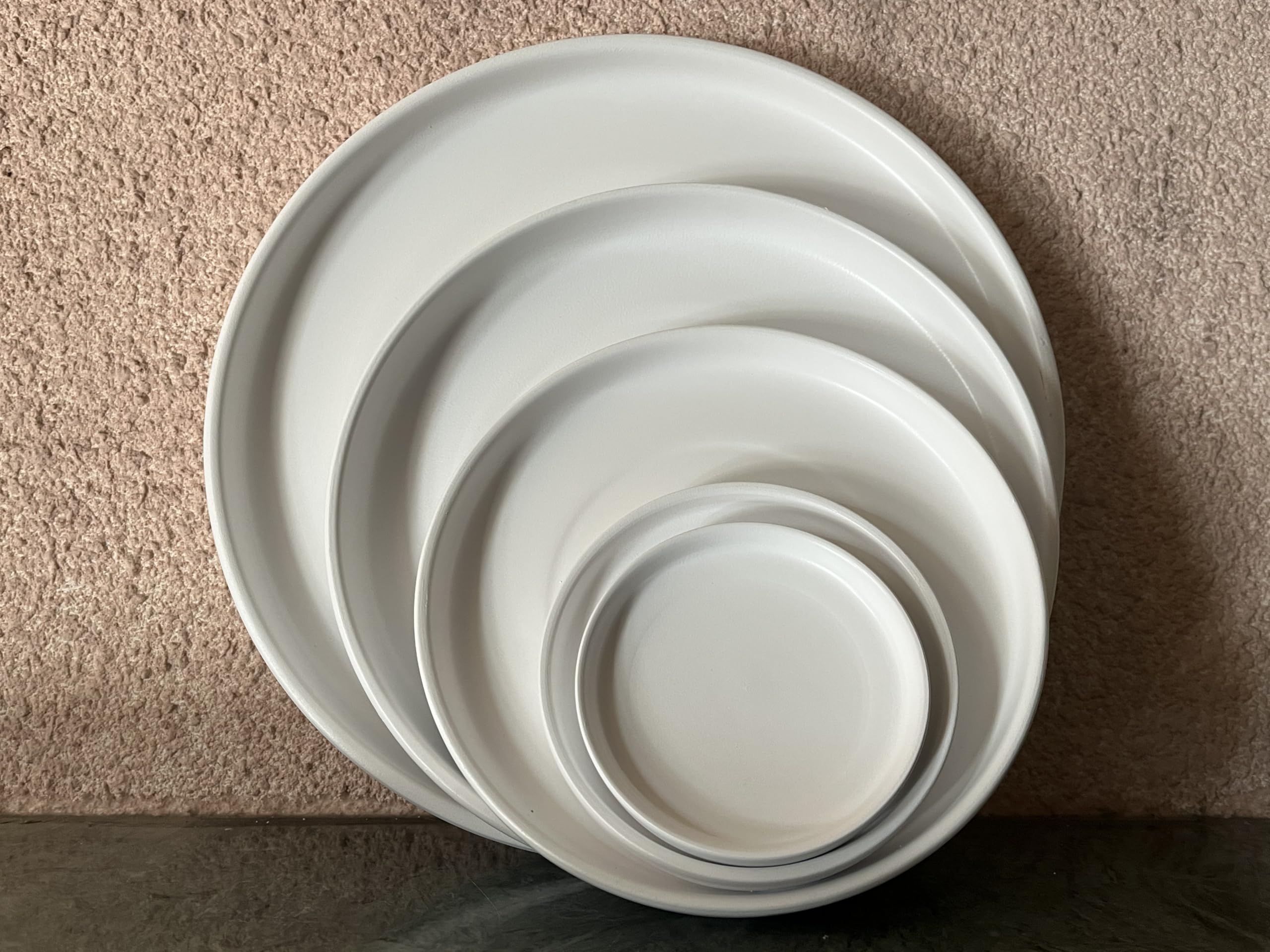 Woiida plato cerámica en uso con maceta reteniendo exceso de riego