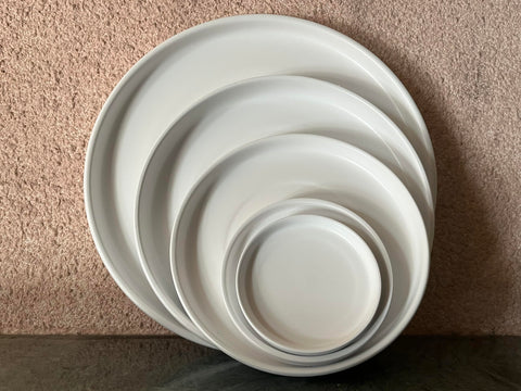 Woiida plato cerámica en uso con maceta reteniendo exceso de riego