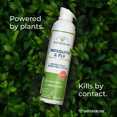 Wondercide spray en uso en patio eliminando mosquitos y protegiendo reuniones al aire libre