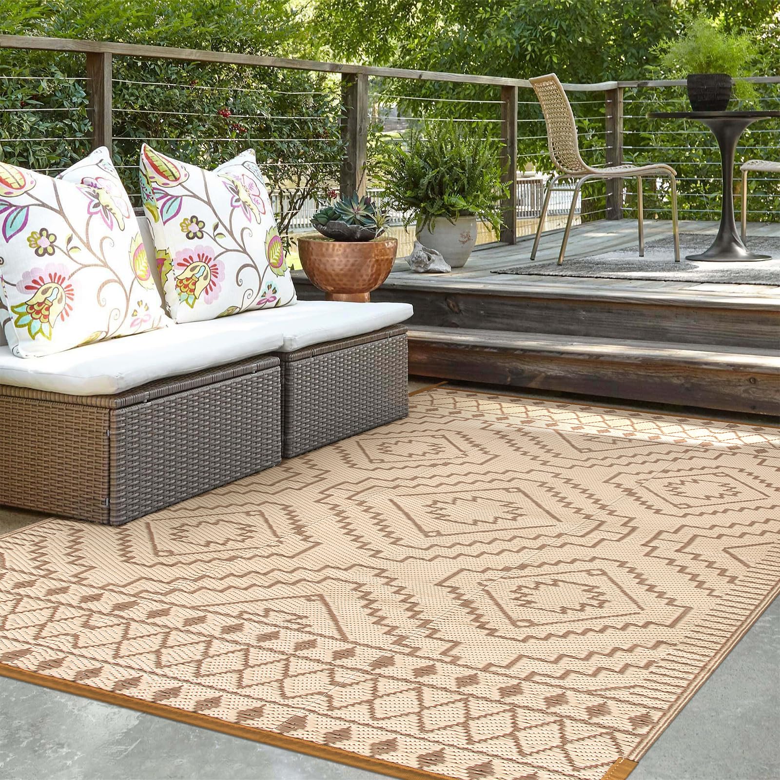 Wonnitar en balcón beige y marrón integrando con plantas y muebles