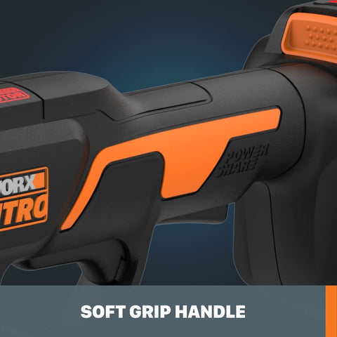 WORX tijeras en uso con una sola mano para poda rápida y controlada