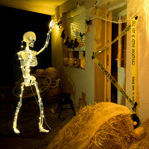 wymulot esqueleto posado sentado decorando entrada festiva de Halloween