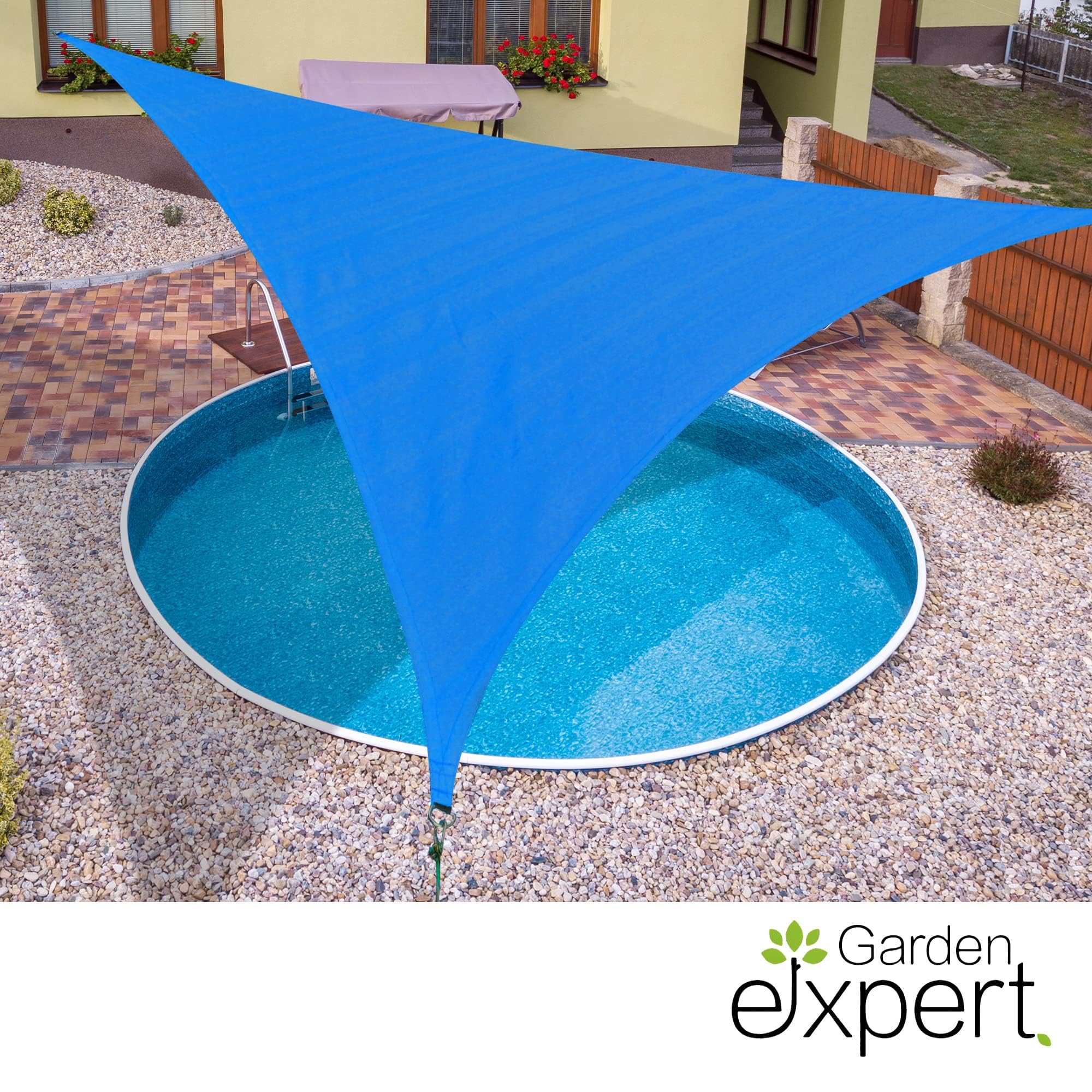 Yardmaker junto a piscina ofreciendo protección solar sin bloquear la brisa