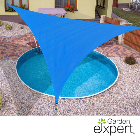 Yardmaker junto a piscina ofreciendo protección solar sin bloquear la brisa