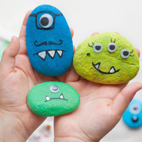 YISZM niños pintando piedras en taller, fomenta creatividad grupal