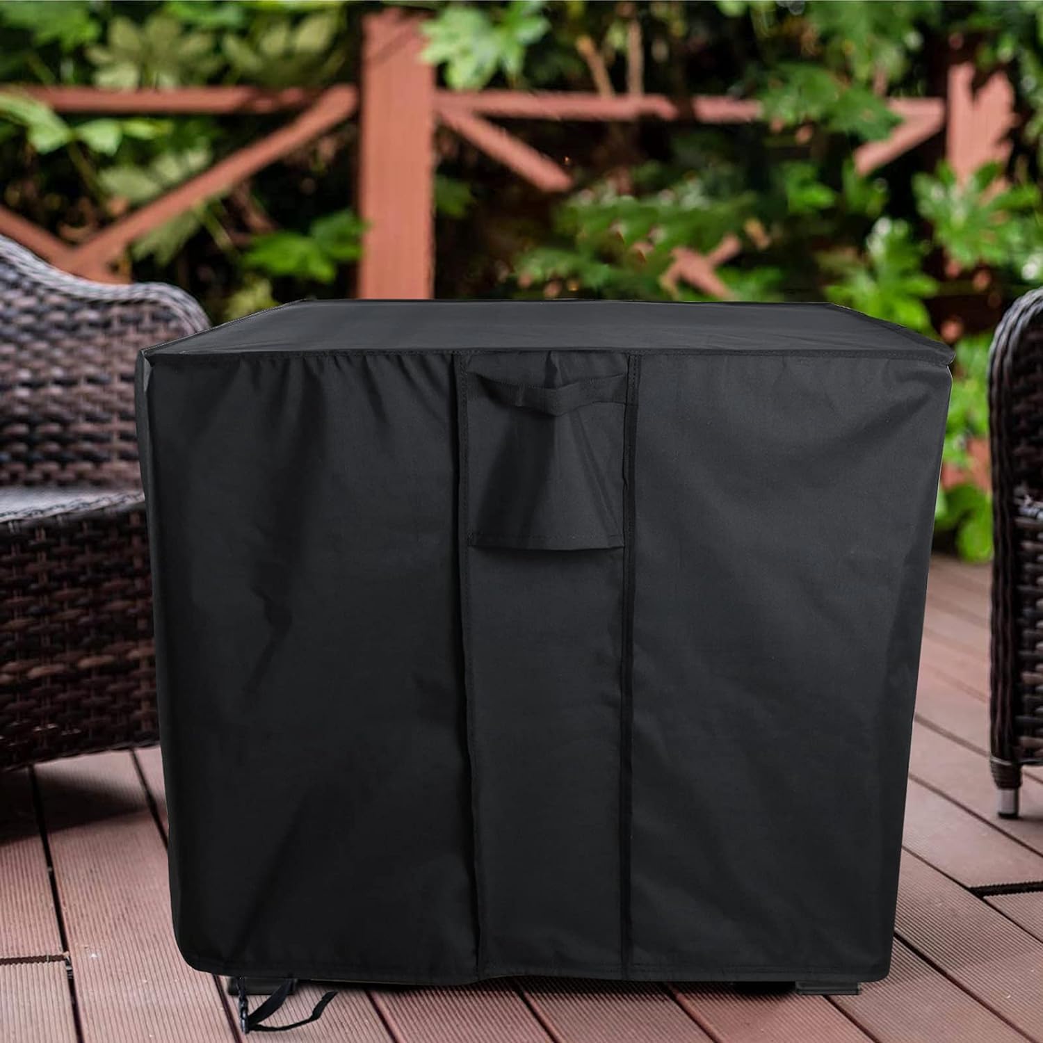 Youlvy funda instalada en patio protegiendo mobiliario exterior