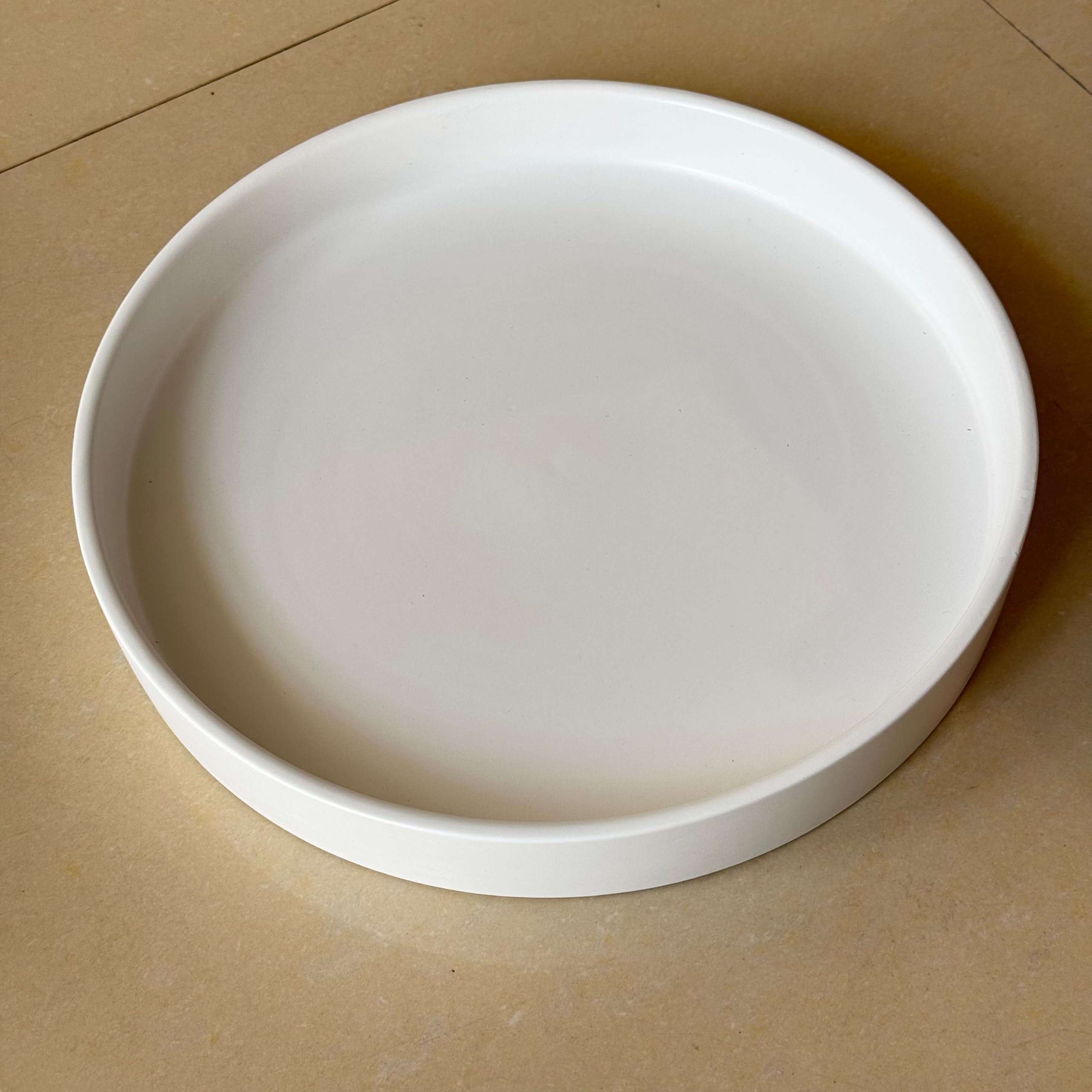 Yukfona plato con maceta en uso protegiendo suelo y recogiendo agua