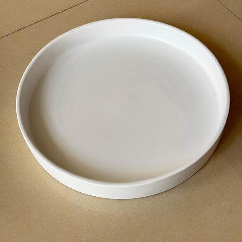 Yukfona plato con maceta en uso protegiendo suelo y recogiendo agua