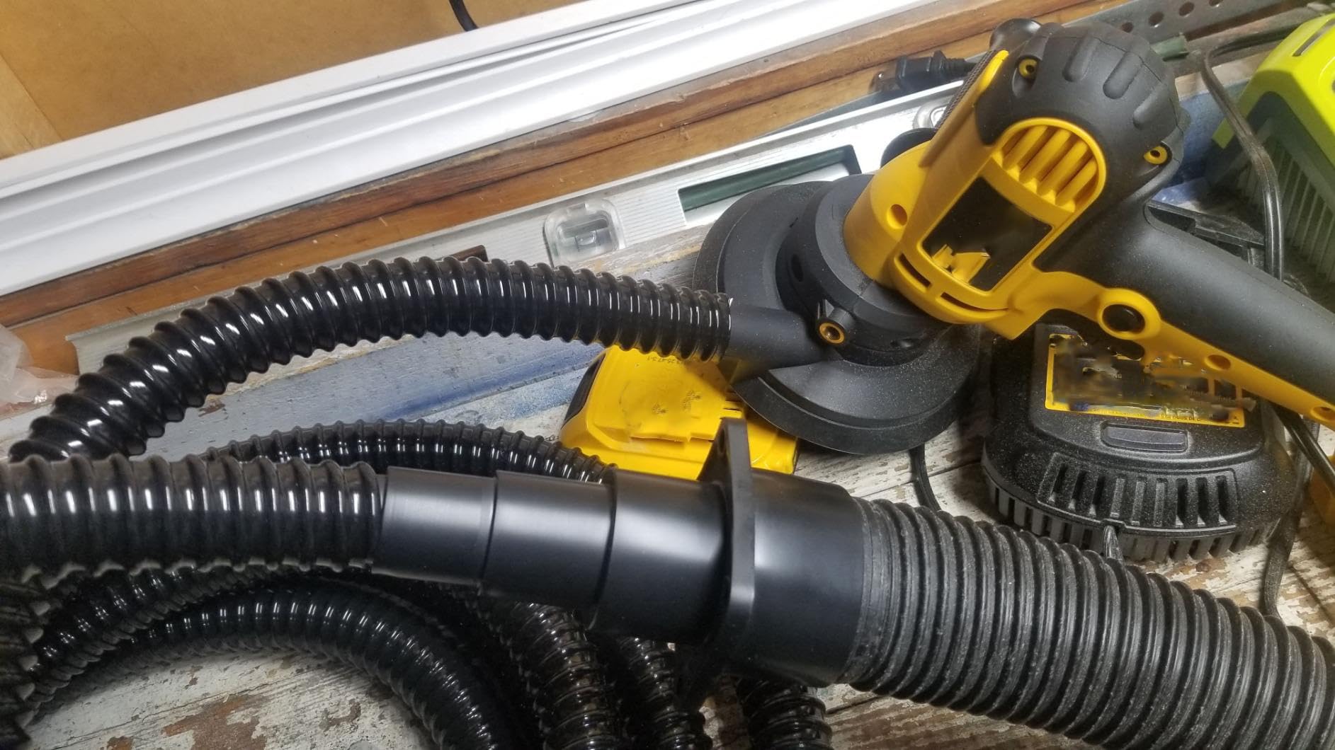 ZY-hosetube parcialmente enterrado en jardín mostrando discreción estética